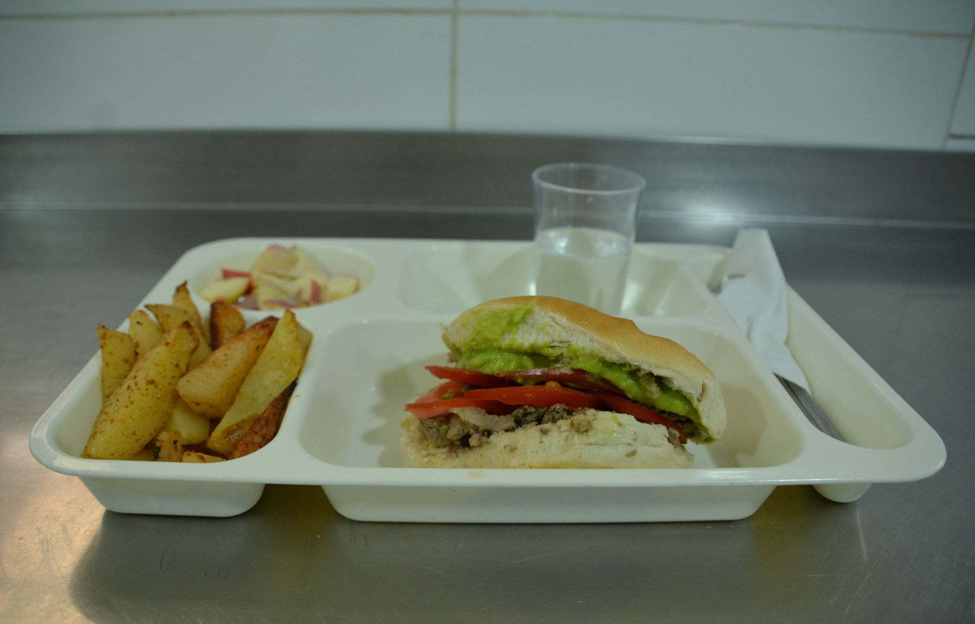 Bandeja modelo de alimentación escolar