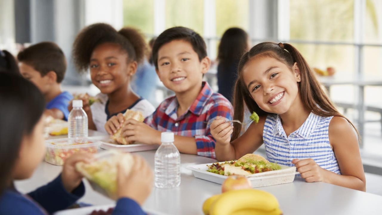Estudiantes disfrutando su almuerzo